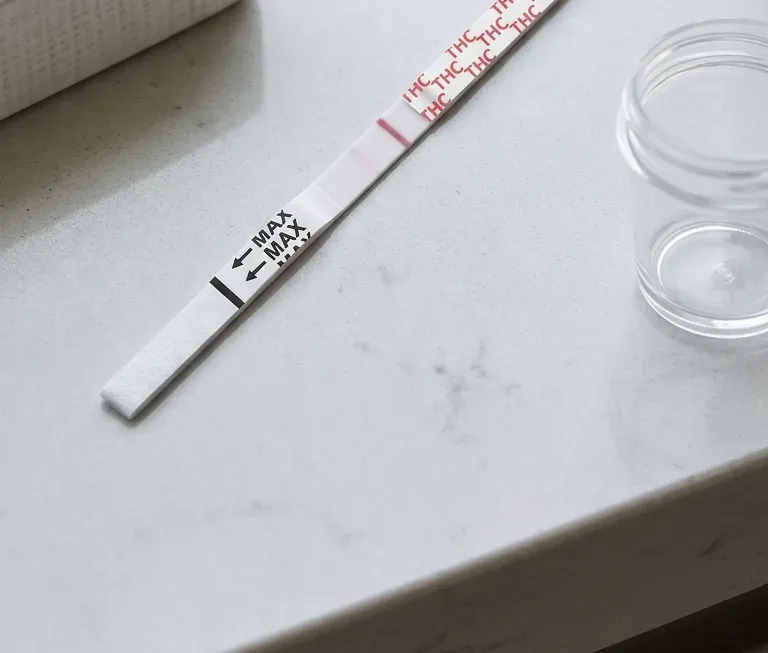 THC-Schnelltest auf einem Waschtisch